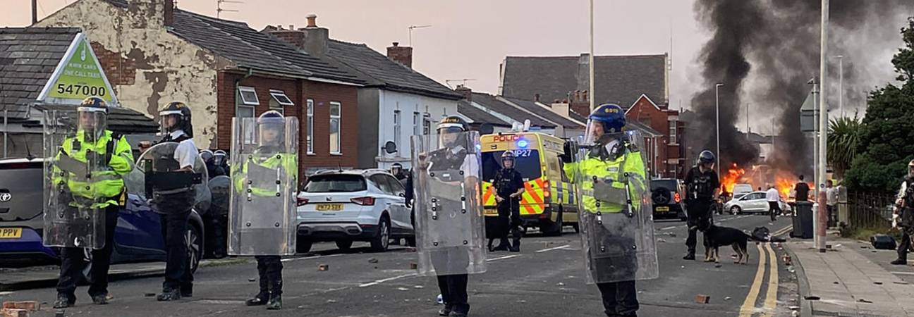 emeutes angleterre migrants