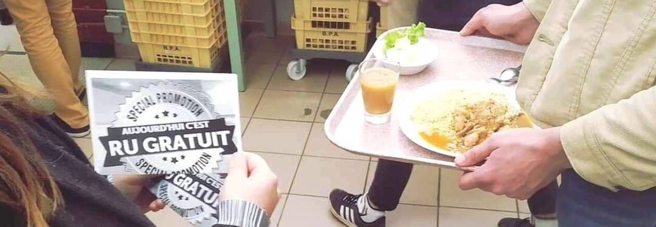 etudiants sautent repas
