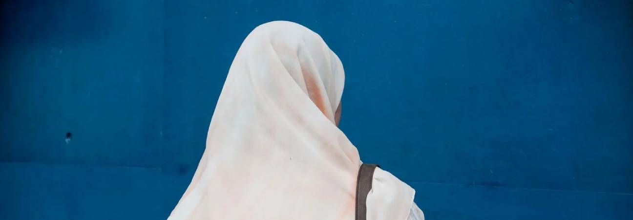 Poissy femme voilée bébé