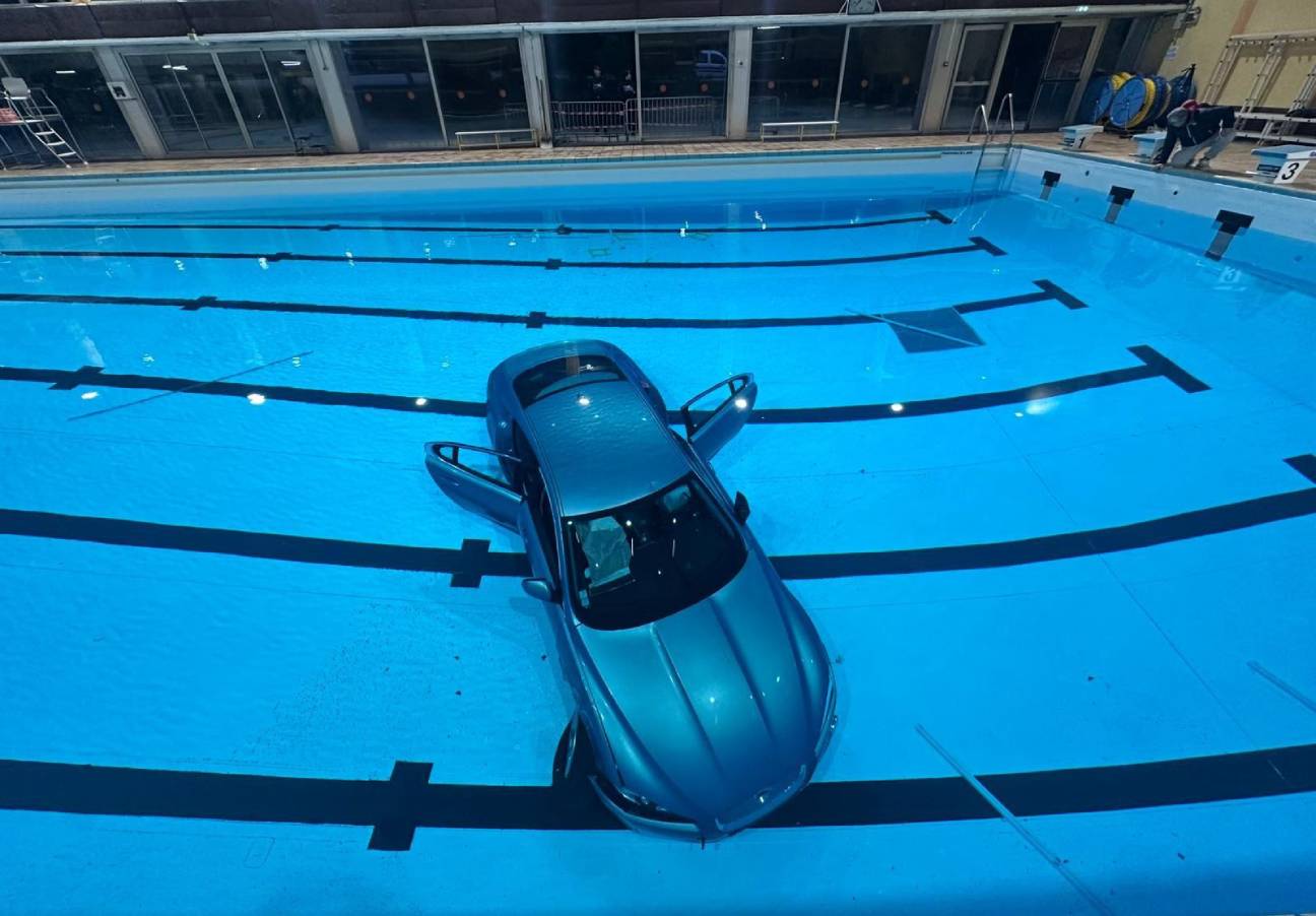 voiture piscine plouf