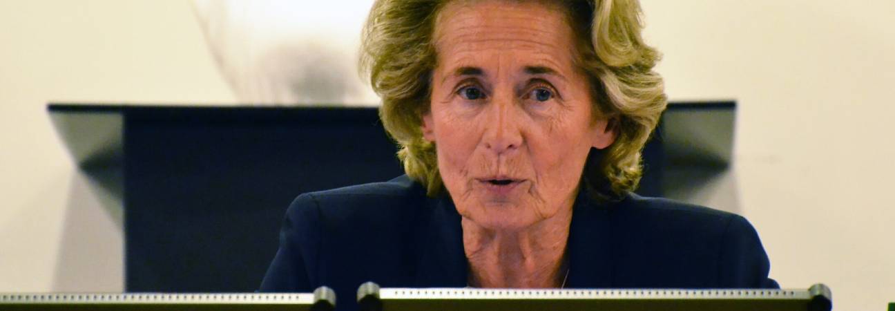 caroline cayeux